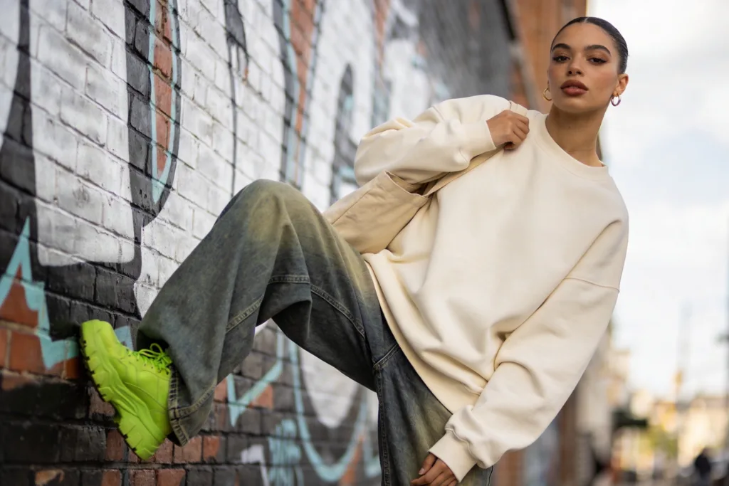 11 Outfits with Baggy Jeans for Street Style Vibes: Bold Yet Breezy