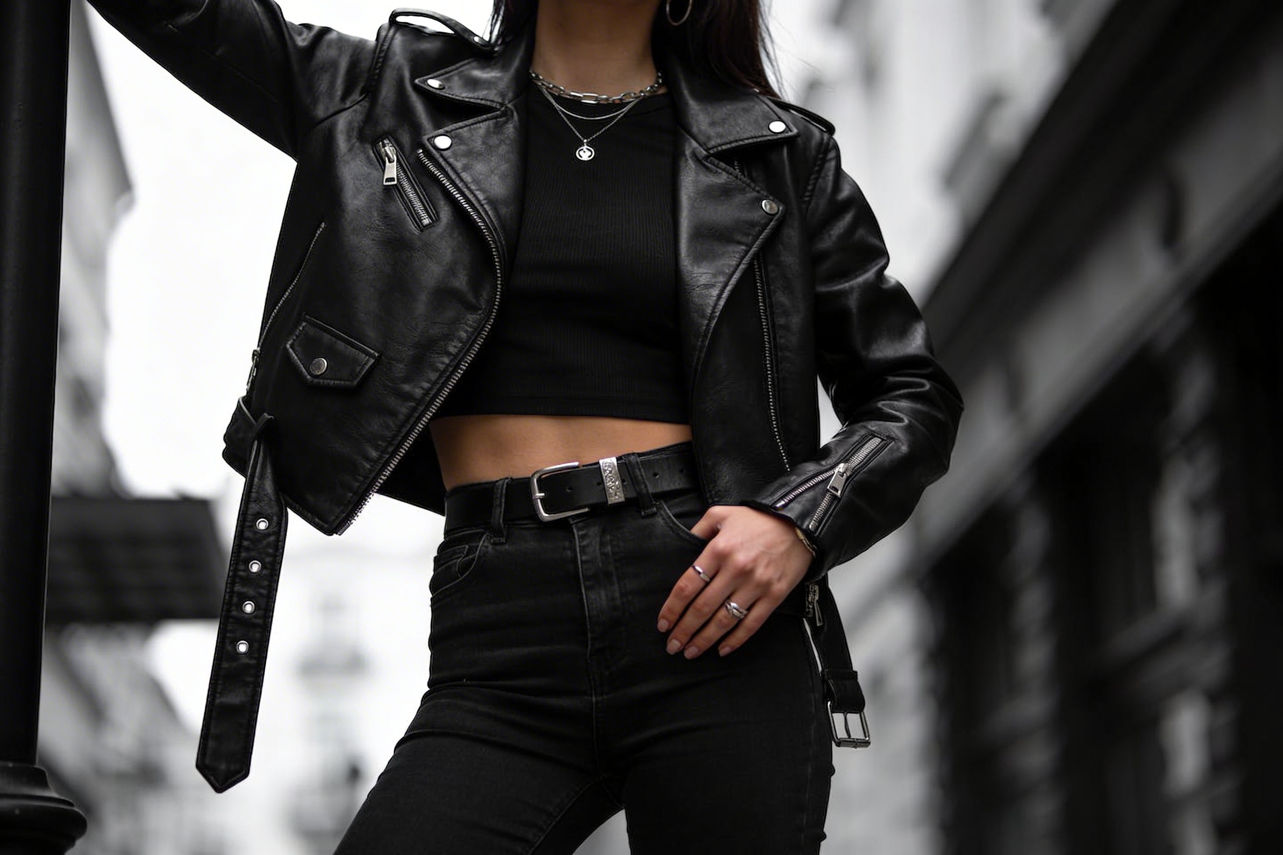 10 Outfits with Leather Jacket for Edgy Chic Vibes: Notable Looks